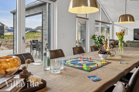 Ni kan sitta 18 personer tillsammans i vardagsrummet när ni besöker lyxhus nr 663 i Sydjylland.