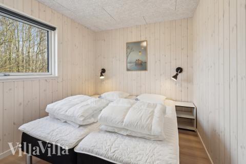 Ett av de 7 utmärkta sovrummen i lyxstuga nr 663 i Sydjylland.