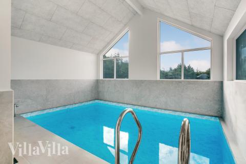 Sommarstuga 692 är inredd med en smakfull poolavdelning som har vattenrutschbana, ett stort inbyggt spapad och bastu