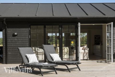 Lyxstuga nr 693 har en härlig terrass med sköna trädgårdsmöbler för 11 personer.