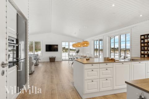 Köket i lyxstuga nr 693 är utrustat så att ni kan laga mat till 11 personer.