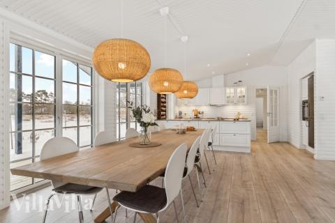 Det stora ljusa vardagsrummet i lyxstuga nr 693 för 11.