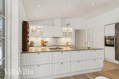 Köket i lyxstuga nr 693 är generöst inrett.