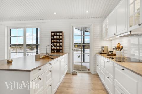 Välinrett kök i lyxstuga nr 693 i Nordsjälland.