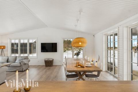 Vardagsrummet i lyxstuga nr. 693 har plats för 11 personer.