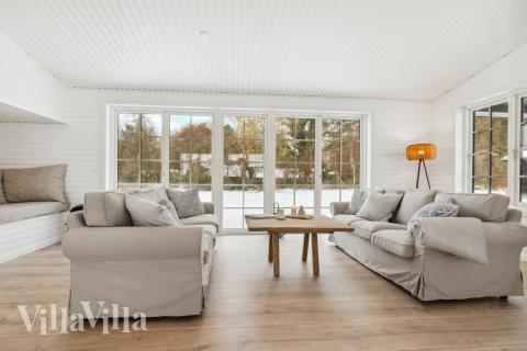 Soffhörnan i lyxstuga 693 i Nordsjälland.