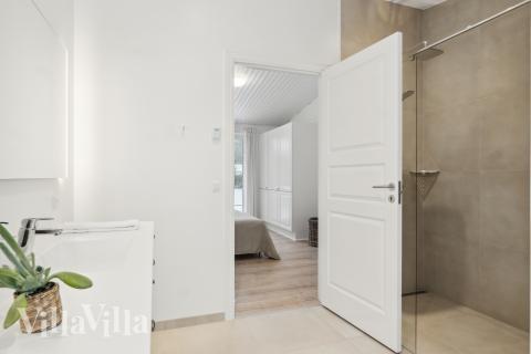 Ett duschrum finns i lyxstuga nr 693 för 11 personer.