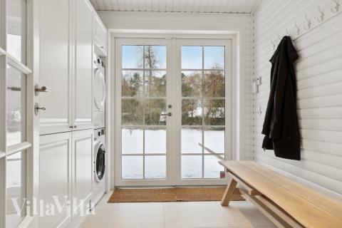 Den rymliga entrén i lyxstuga nr 693 i Nordsjälland