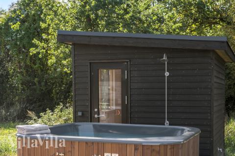 Njut av spabadets värme i lyxstuga nr 693 i Nordsjälland