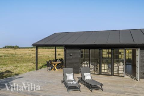 På terrassen i sommarhus nr 693 finns det plats för upp till 11 gäster.