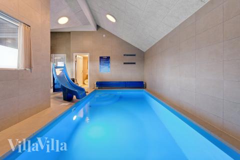 Den härliga poolen i lyxstuga nr 655 för 14 personer