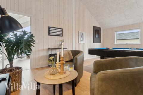 Lyxstuga 655 för 14 personer har ett stort aktivitetsrum med bl.a. biljard och dart