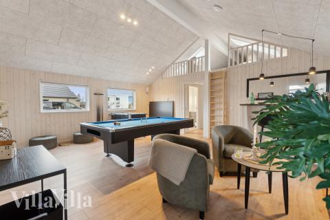 Aktivitetsrum i lyxstuga nr 655 med 6 sovrum och plats för 14 personer.