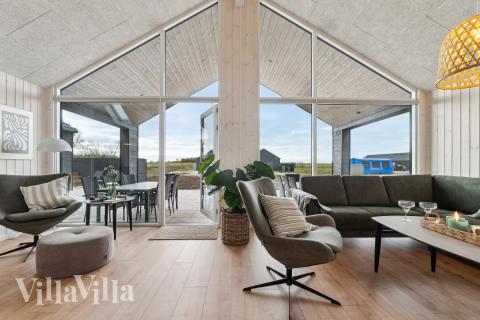 I soffhörnan i lyxstuga 655 i Fyn och öar kan ni spela brädspel eller titta på film tillsammans.