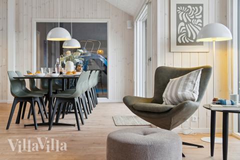 Det stora ljusa vardagsrummet i lyxstuga nr 655 för 14.