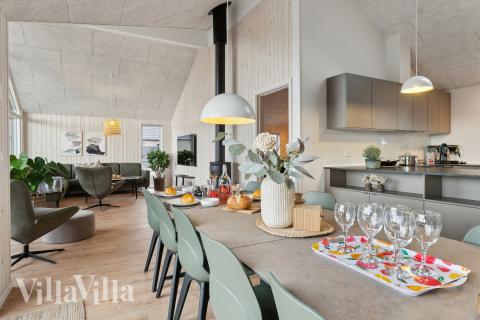 Vardagsrummet i lyxstuga nr. 655 har plats för 14 personer.