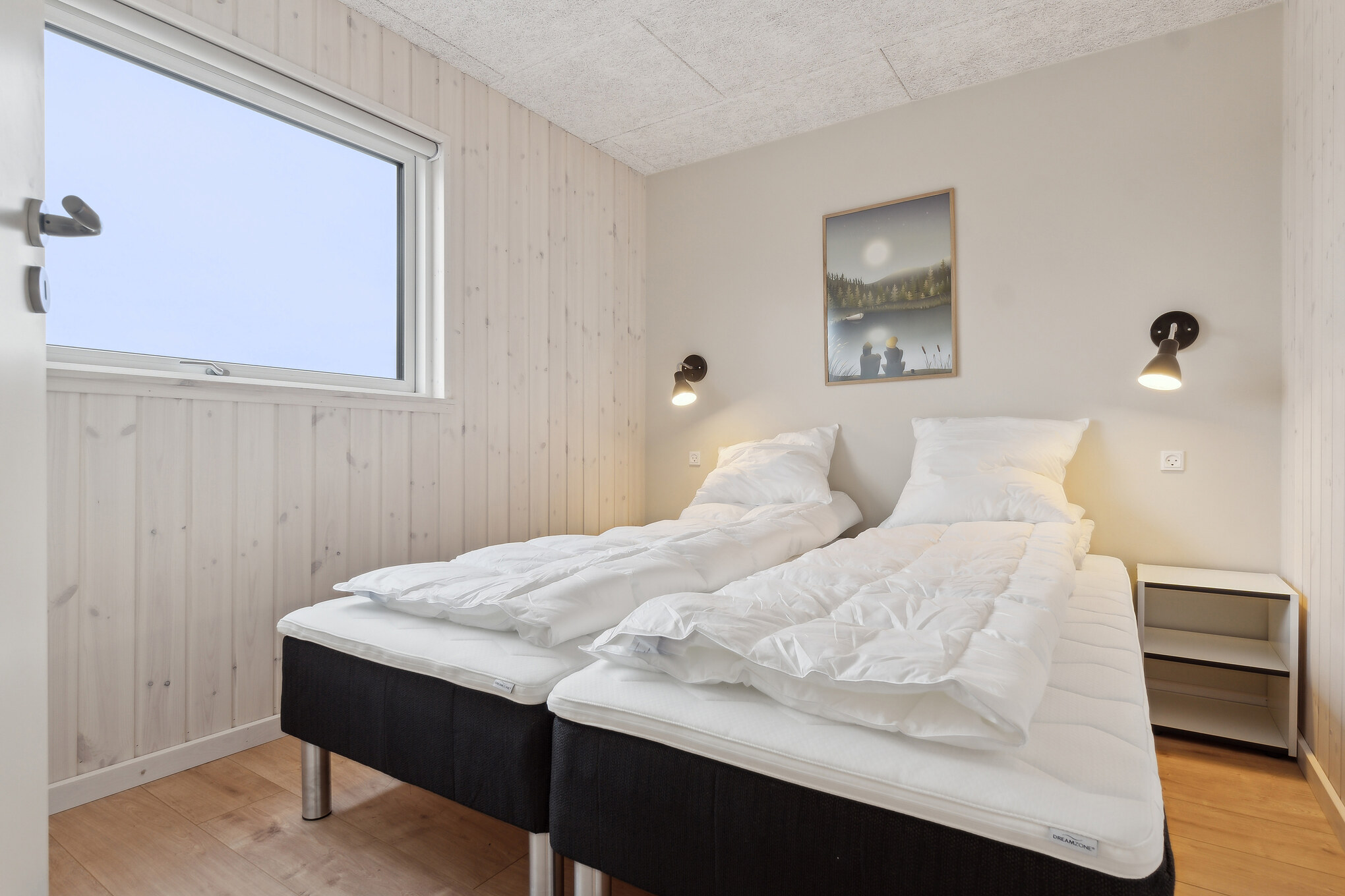 Ett av de 6 utmärkta sovrummen i lyxstuga nr 655 i Fyn och öar.