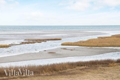 Stranden i närheten av lyxhus 690.