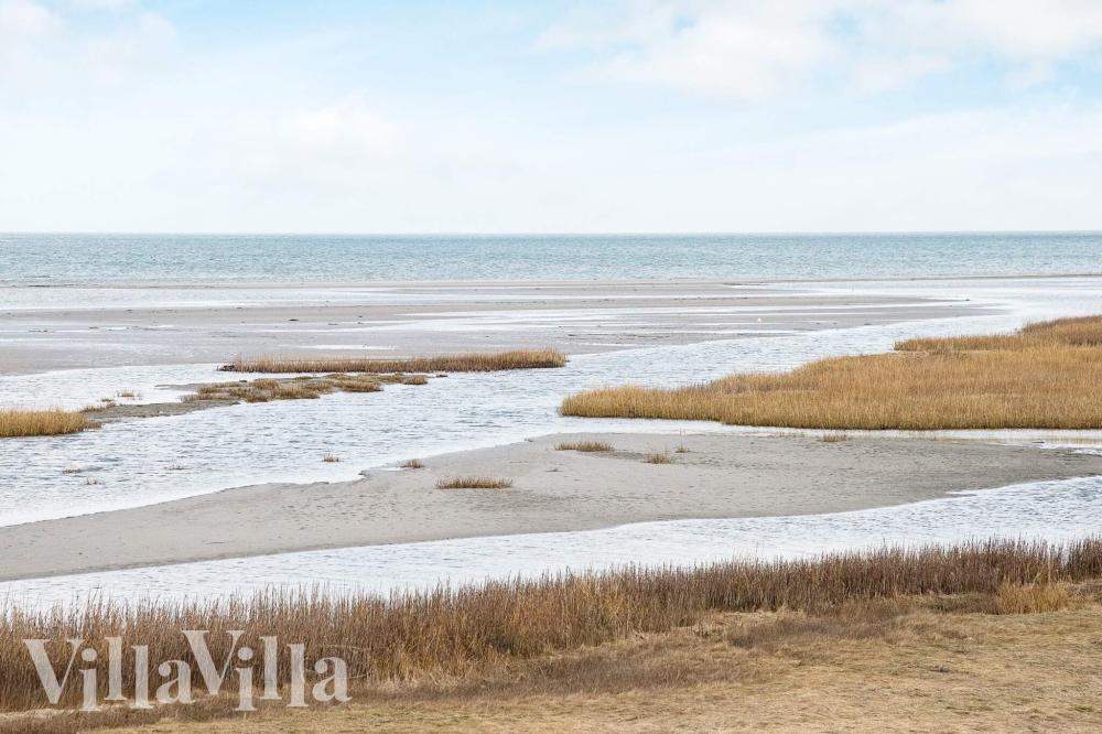 Stranden i närheten av lyxhus 690.