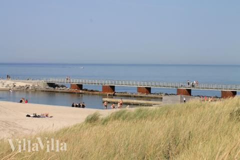 Stranden i närheten av lyxhus 607 i Nordjylland bjuder in till en promenad.