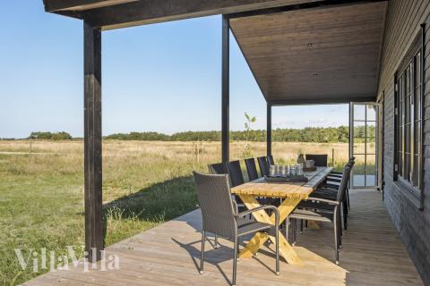 Njut av en grillkväll på terrassen i lyxstuga nr 693 i Nordsjälland