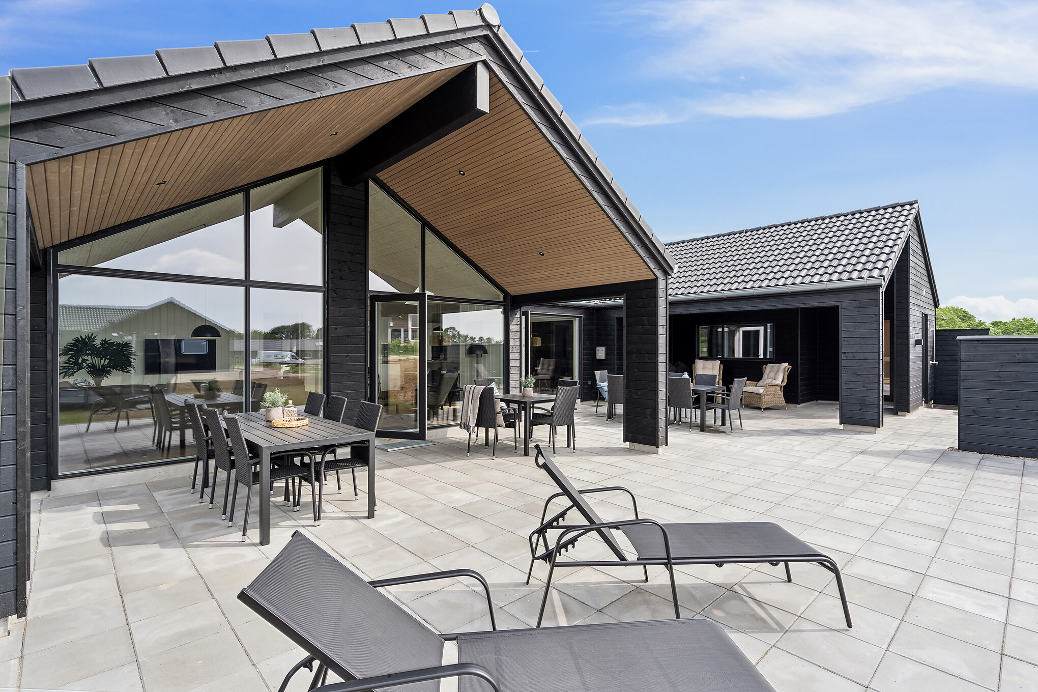 Njut av en grillkväll på terrassen i lyxstuga nr 667 i Fyn och öar