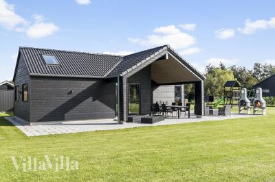 Den behagliga spastugan nr 625 med plats för 12 personer ligger i Lolland/Falster/Møn