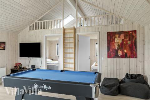 Förutom de många timmar som du kan tillbringa i stugans poolavdelning erbjuder lyxstuga 625 även biljard, bordtennis och dart
