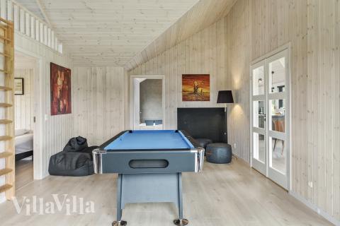 Lyxstuga 625 för 12 personer har ett stort aktivitetsrum med bl.a. biljard och dart