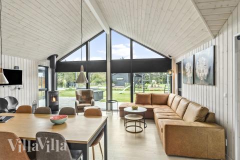 I soffhörnan i lyxstuga 625 i Lolland/Falster/Møn kan ni spela brädspel eller titta på film tillsammans.