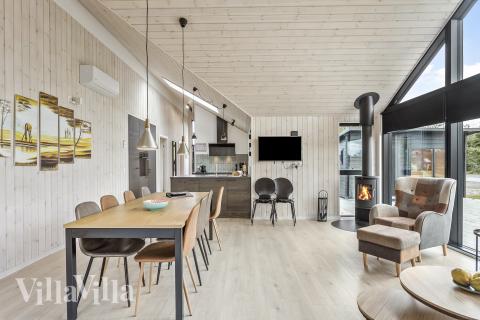 Det stora ljusa vardagsrummet i lyxstuga nr 625 för 12.