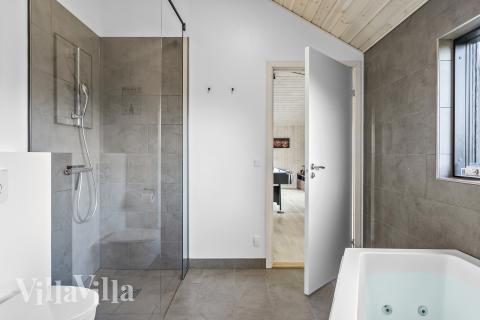 Ett duschrum finns i lyxstuga nr 625 för 12 personer.