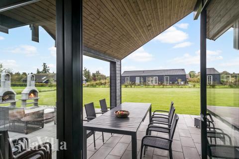 Lyxstuga nr 625 har en härlig terrass med sköna trädgårdsmöbler för 12 personer.