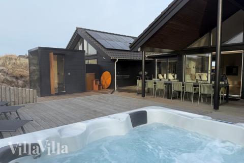 Lyxstuga nr 348 erbjuder bland annat ett härligt spabad