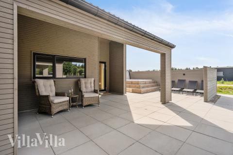 På terrassen i sommarhus nr 560 finns det plats för upp till 16 gäster.