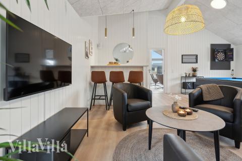 Lyxstuga 664 för 16 personer har ett stort aktivitetsrum med bl.a. biljard och dart