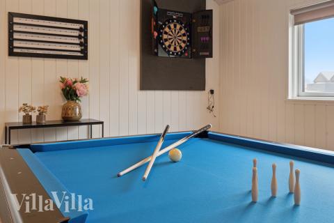 Aktivitetsrum i lyxstuga nr 664 med 6 sovrum och plats för 16 personer.