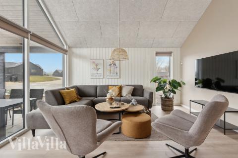 I soffhörnan i lyxstuga 664 i Sydjylland kan ni spela brädspel eller titta på film tillsammans.