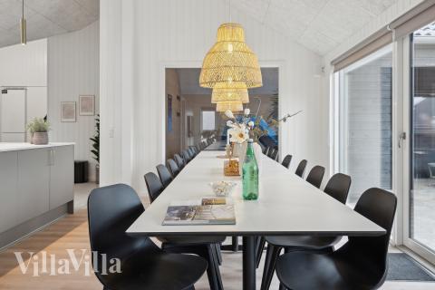 Det stora ljusa vardagsrummet i lyxstuga nr 664 för 16.