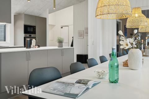 Vardagsrummet i lyxstuga nr. 664 har plats för 16 personer.