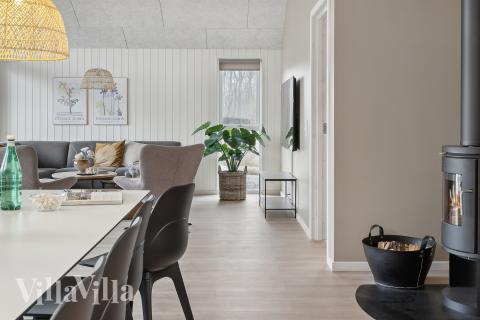 Ni kan sitta 16 personer tillsammans i vardagsrummet när ni besöker lyxhus nr 664 i Sydjylland.