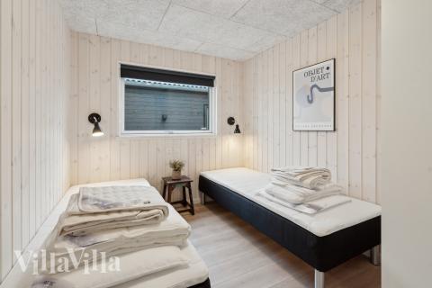 Ett av de 6 utmärkta sovrummen i lyxstuga nr 664 i Sydjylland.