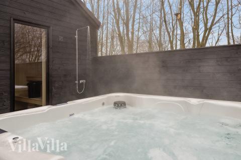 Njut av spabadets värme i lyxstuga nr 664 i Sydjylland