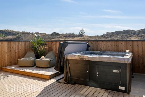 Njut av spabadets värme i lyxstuga nr 660 i Vestjylland