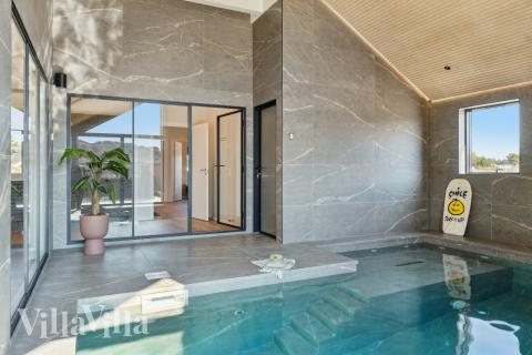 Sommarstuga 660 är inredd med en smakfull poolavdelning som har vattenrutschbana, ett stort inbyggt spapad och bastu