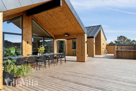 Lyxstuga nr 660 har en härlig terrass med sköna trädgårdsmöbler för 16 personer.