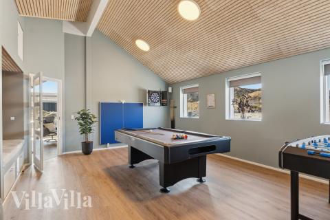 Förutom de många timmar som du kan tillbringa i stugans poolavdelning erbjuder lyxstuga 660 även biljard, bordtennis och dart