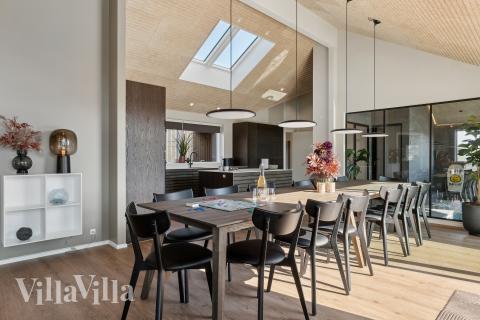 Det stora ljusa vardagsrummet i lyxstuga nr 660 för 16.