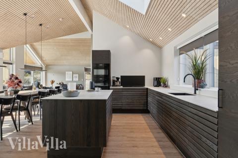 Köket i lyxstuga nr 660 är utrustat så att ni kan laga mat till 16 personer.