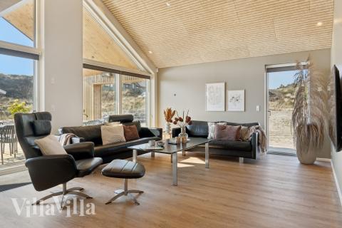 I soffhörnan i lyxstuga 660 i Vestjylland kan ni spela brädspel eller titta på film tillsammans.